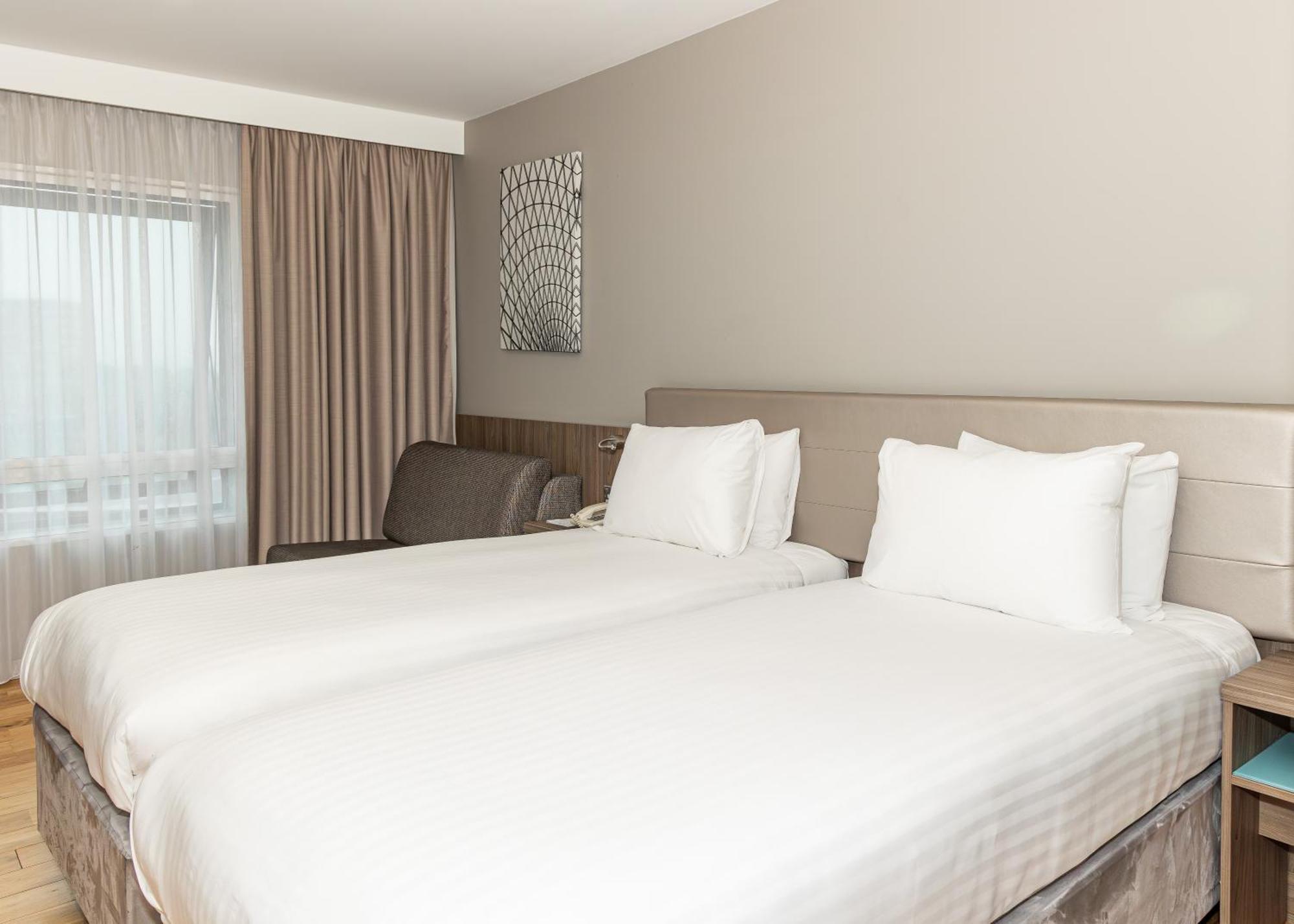 Holiday Inn London West By Ihg Buitenkant foto