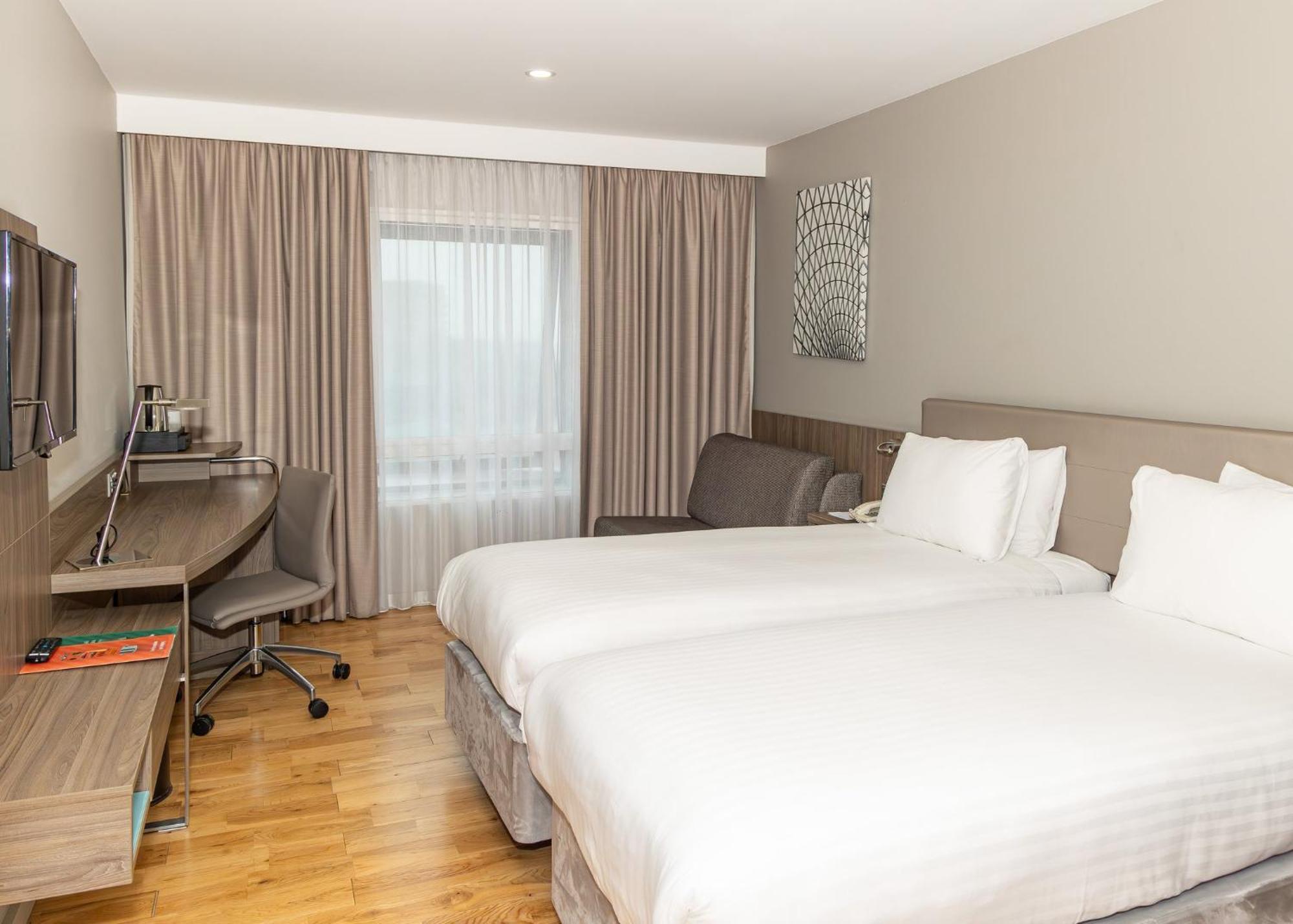 Holiday Inn London West By Ihg Buitenkant foto